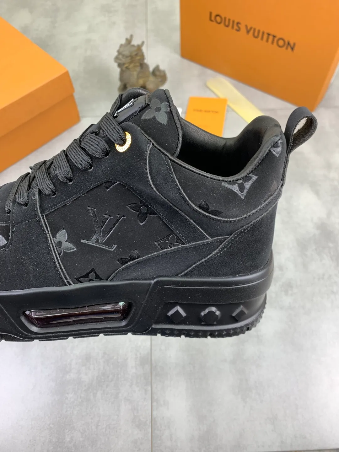 Men's men's shoes 💰P440 new style 💶【LOUIS VUITTON) new high top🍀LV Louis Vuitton *—— LV classic high top trendy shoes! Made of imported original soft calfskin, water-dyed pigskin lining. Original wear-resistant rubber outsole! High quality products! Code number: 38-44 Color: 2️⃣colors available